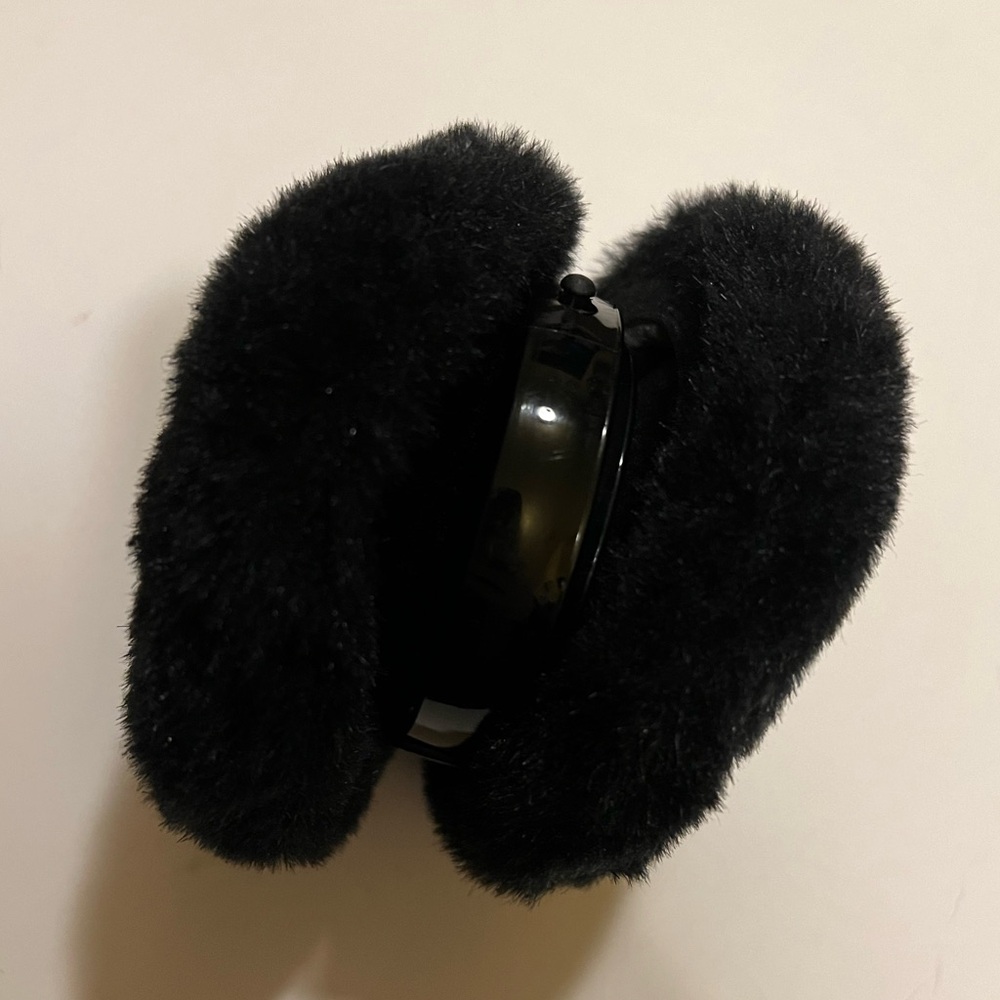 KID’S BLACK FUZZY EARMUFFS.
